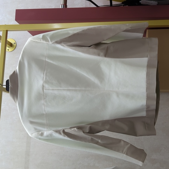 Tahari Jacket. Size 12. - Picture 4 of 10